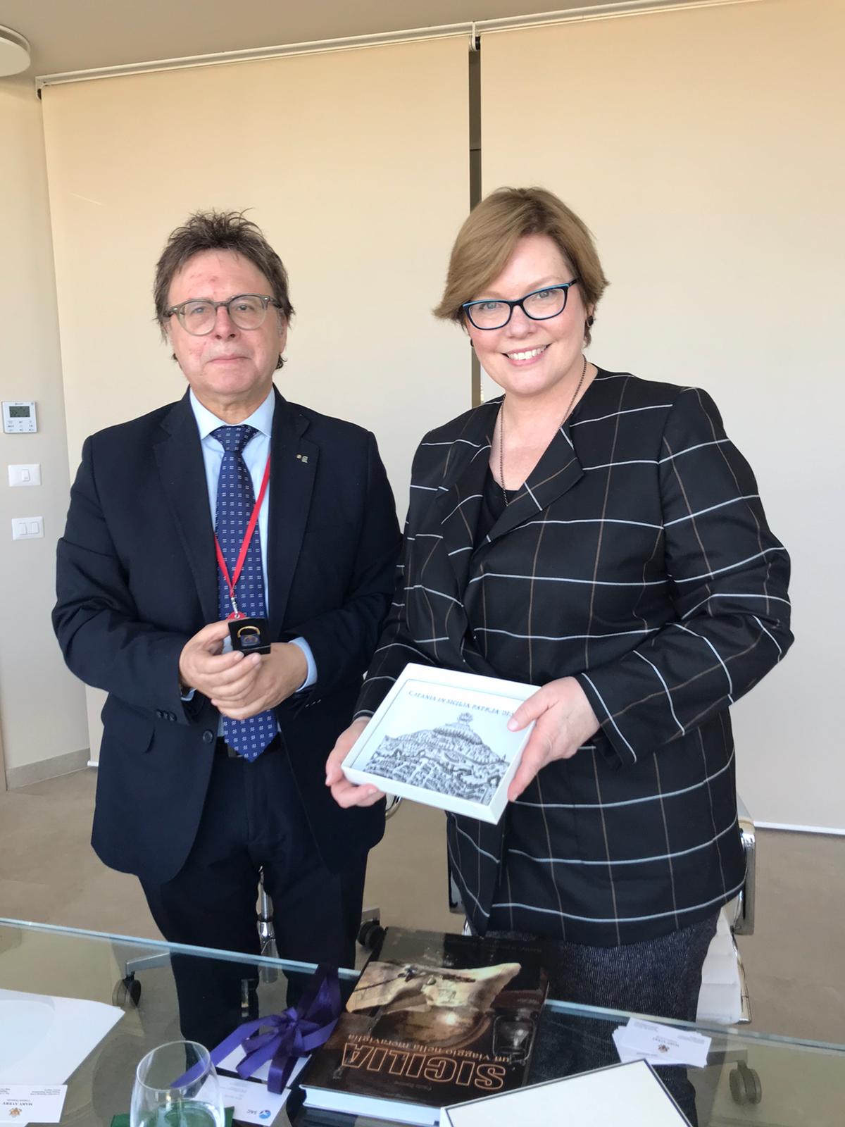 Visita della Console generale degli Stati Uniti  Mary Avery in aeroporto